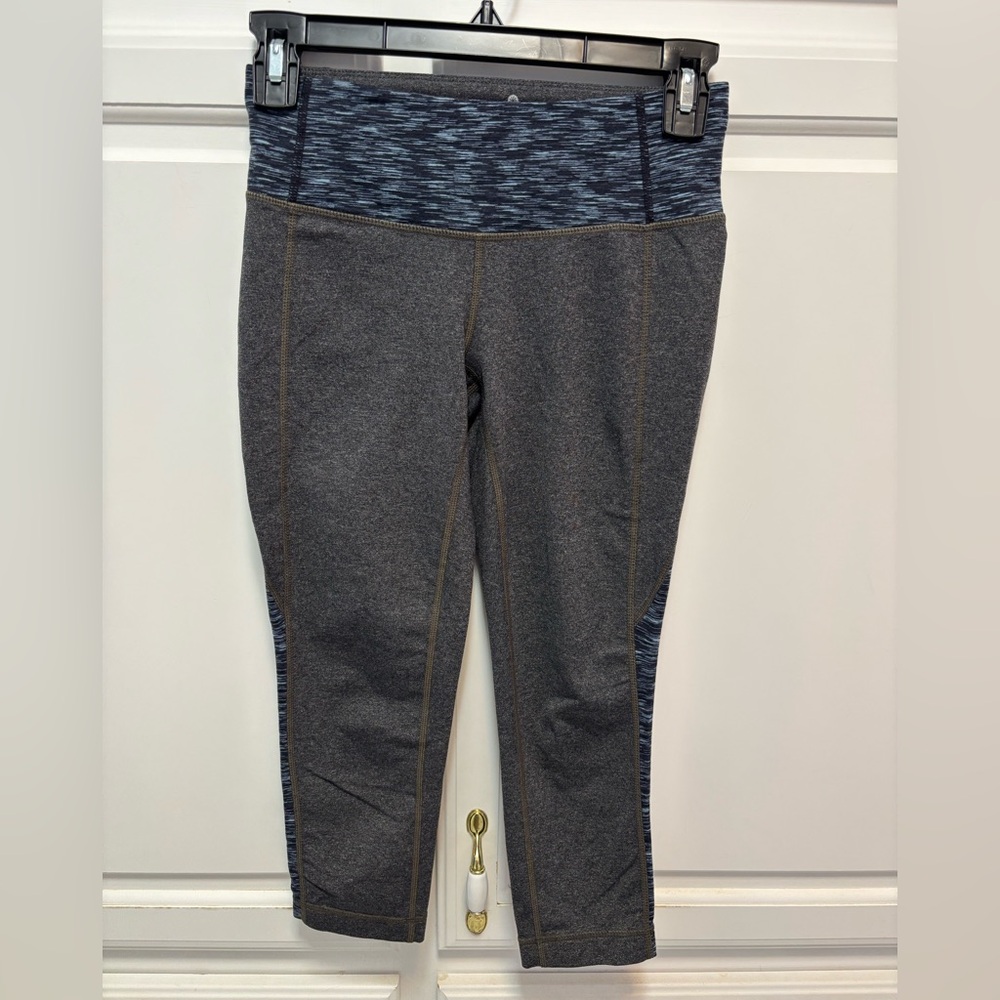 Athleta Splits Revelation Capri Leggings Gray Blue Print Women’s Size XS